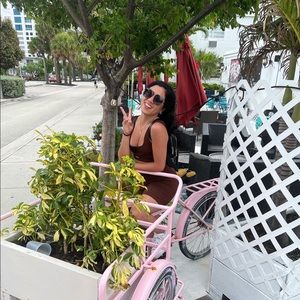 Meet your Posher, Macarena